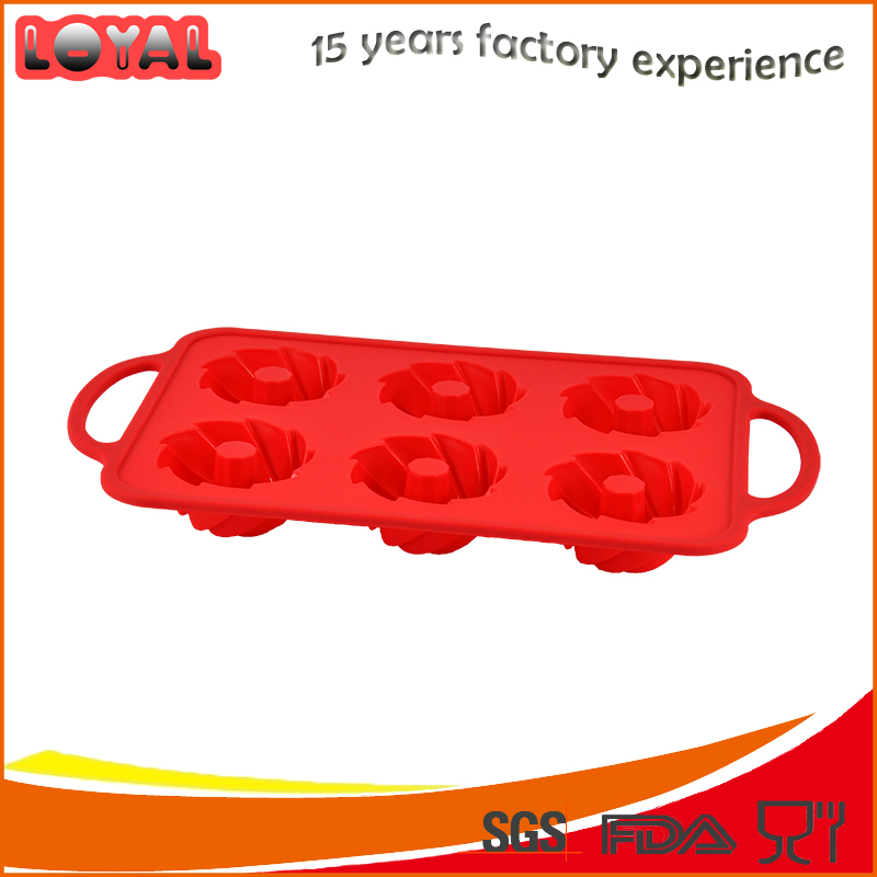 Heat-resistant silicone cake pan