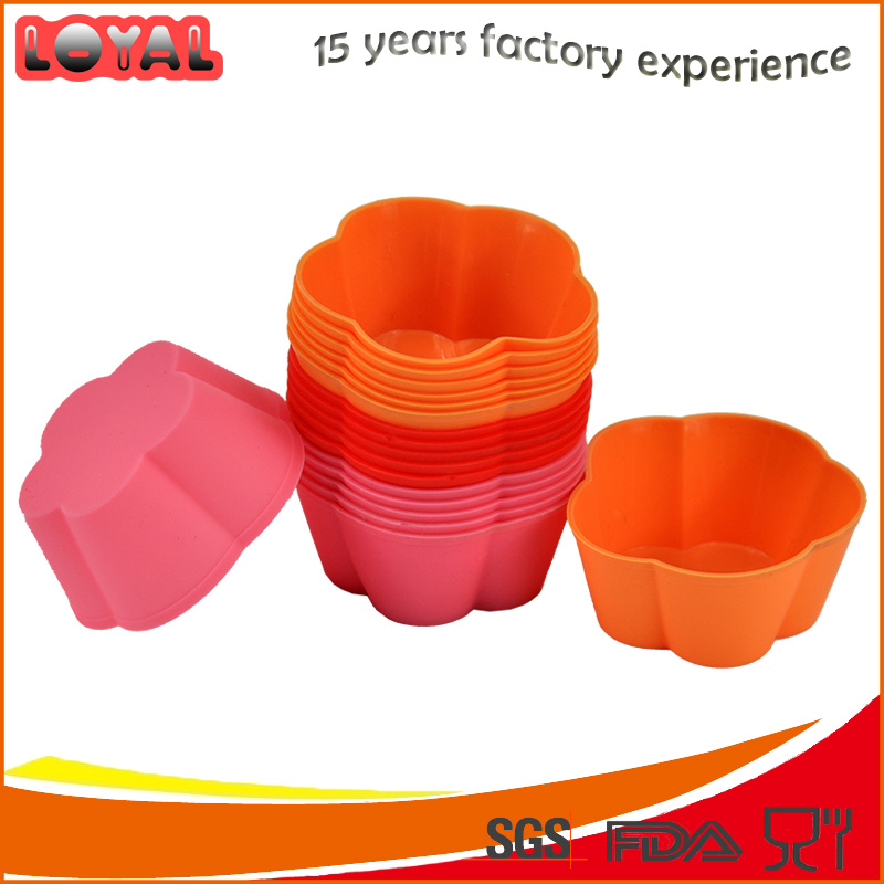 Soft flower shaped silicone cupcake mould