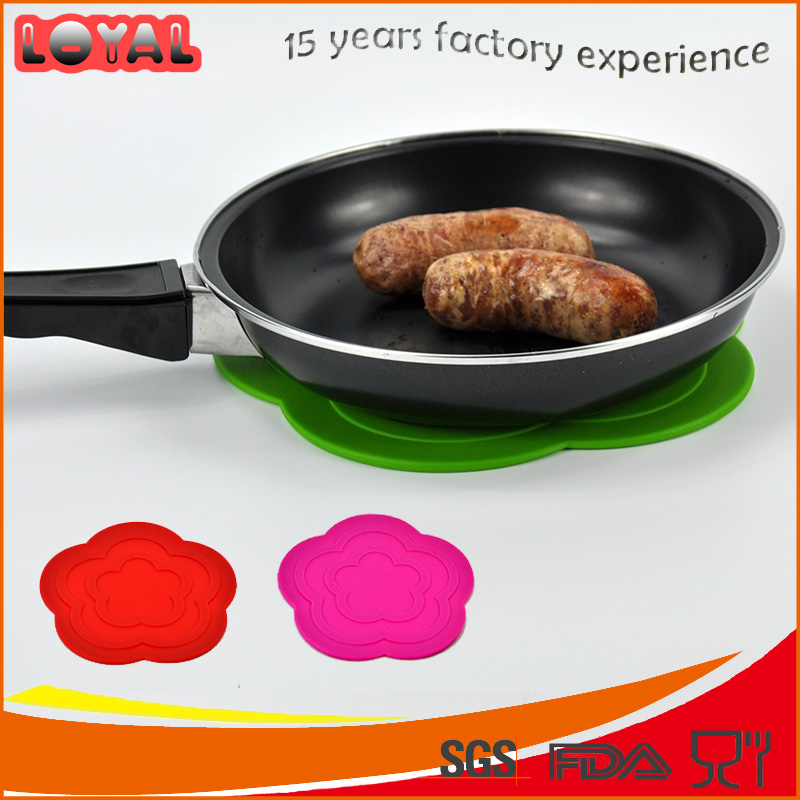 Flower shaped colorful silicone heat-resistant mat