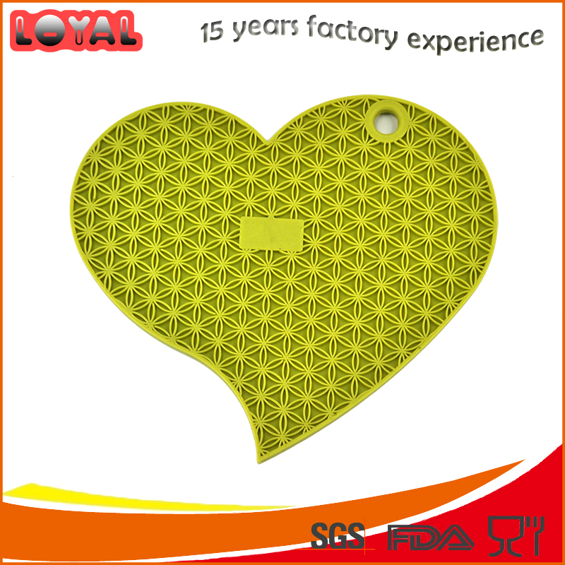 Protect the table heart shaped silicone hot dish placemat